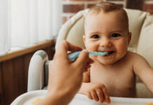 अपने बच्चे को भोजन करना कैसे सिखाएं